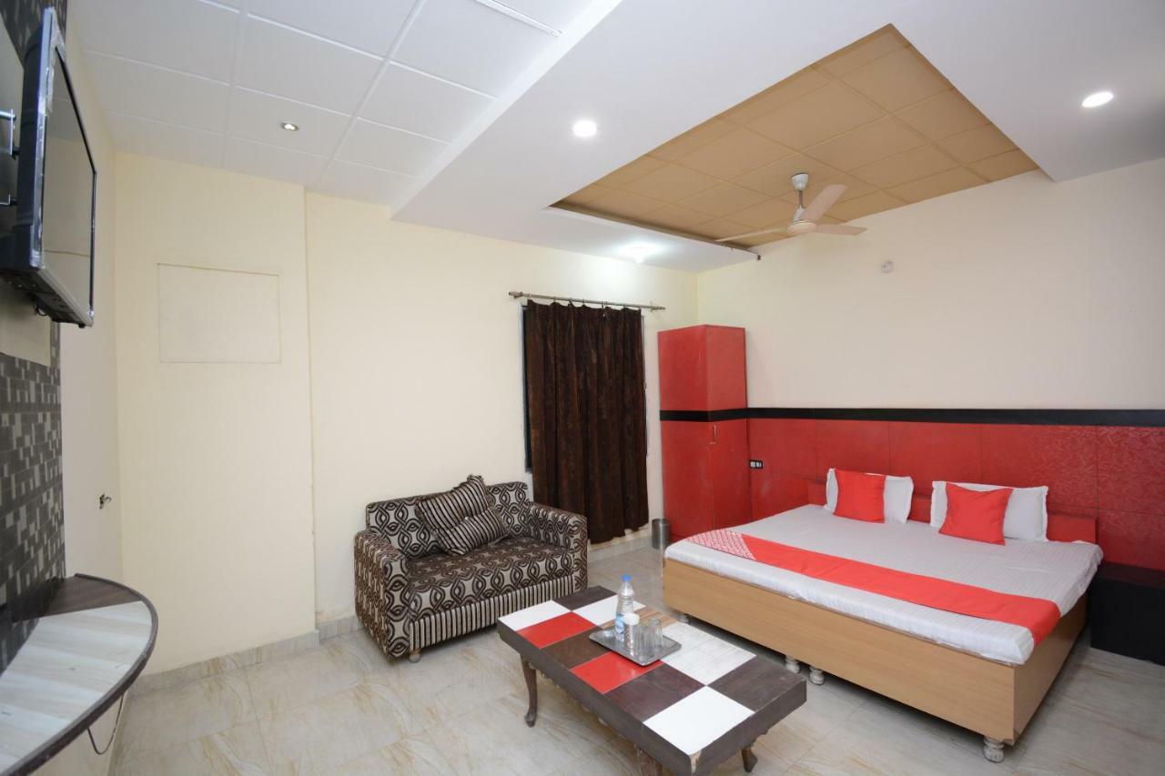 Oyo 29852 Hotel Golden View Abadpura Екстер'єр фото